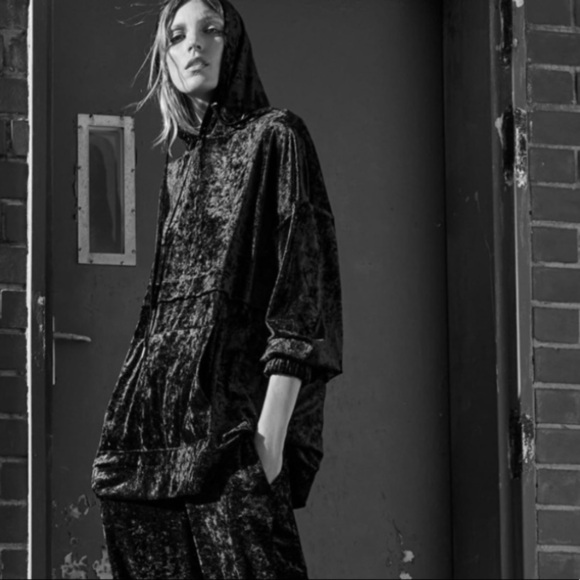 ZARA BNWT Hooded Velvet Sweatshirt with Front Pouch Pockets - Picture 1 of 4